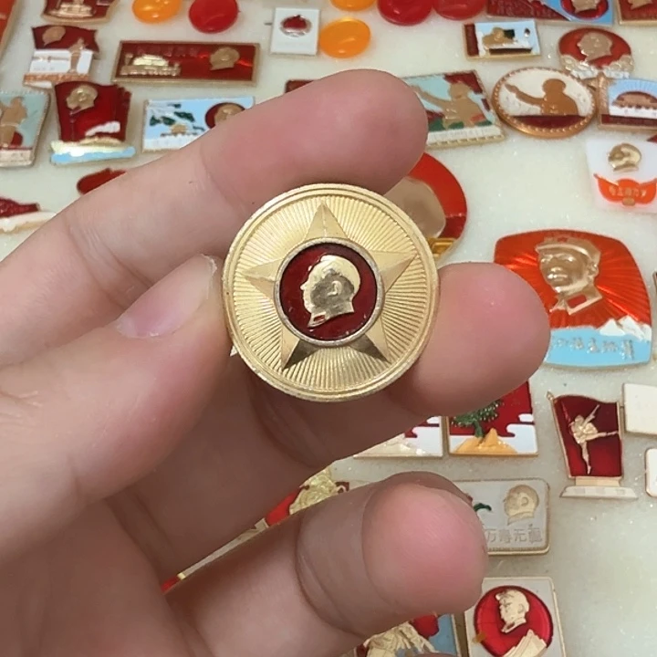 铝往**缘毛爷爷像章