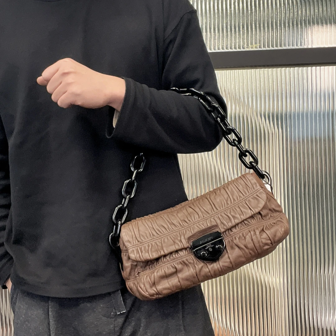 95新 Prada/普拉达 【涛】30AD12棕色褶皱亚克力链条单肩包