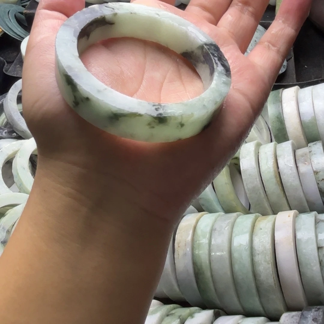 石***妈定制翡翠未镶嵌翡翠手镯定制