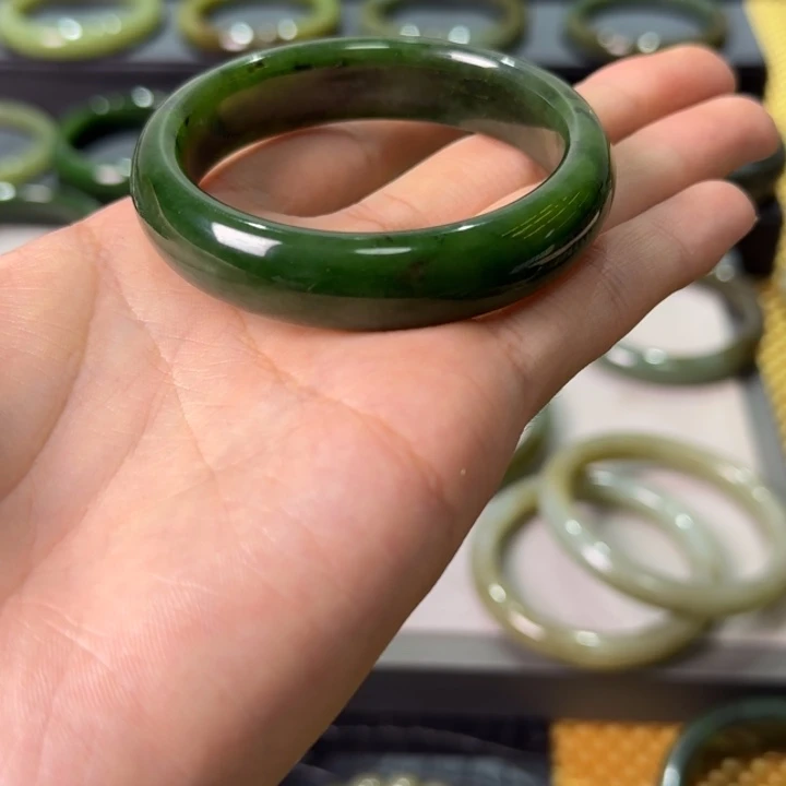 和田玉（碧玉）未镶嵌手镯