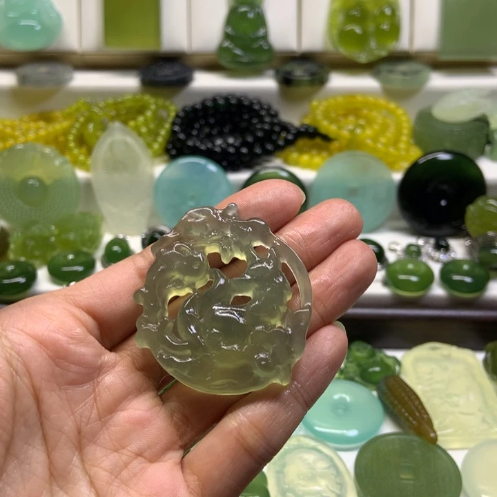 蛇纹石玉未镶嵌颈饰