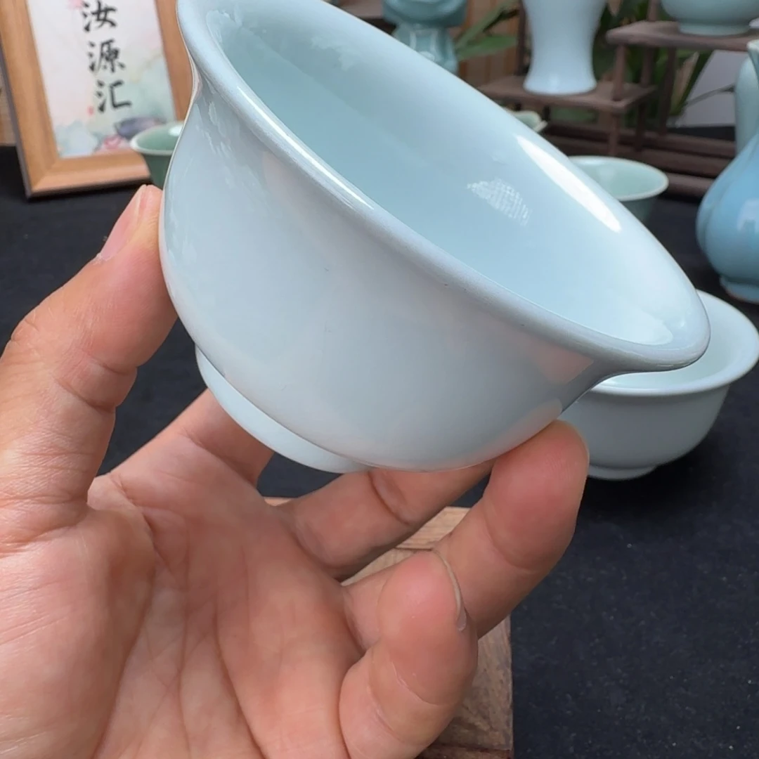 其他汝瓷月白大压手杯微瑕