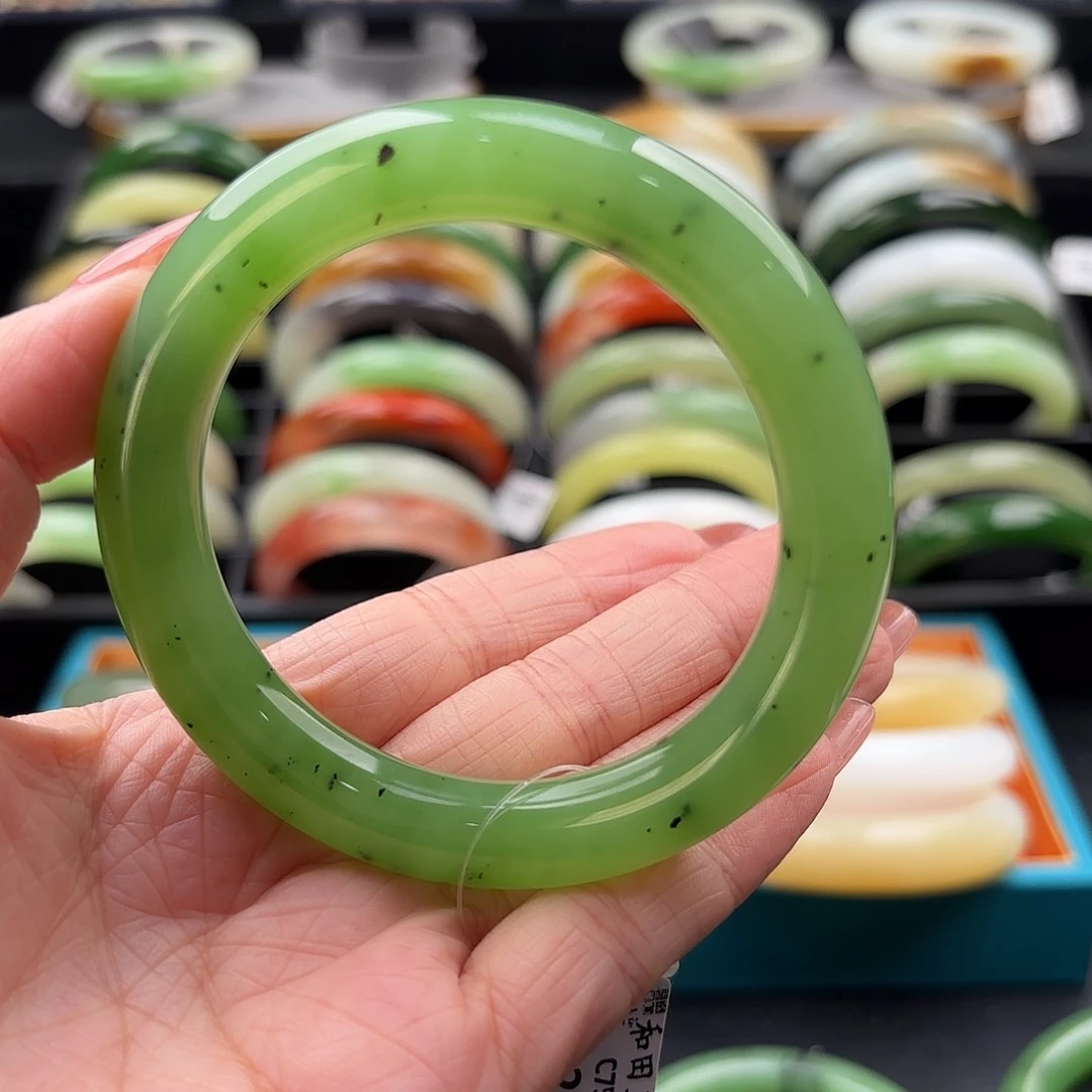 和田玉未镶嵌手镯高色果绿乌兰海55.5