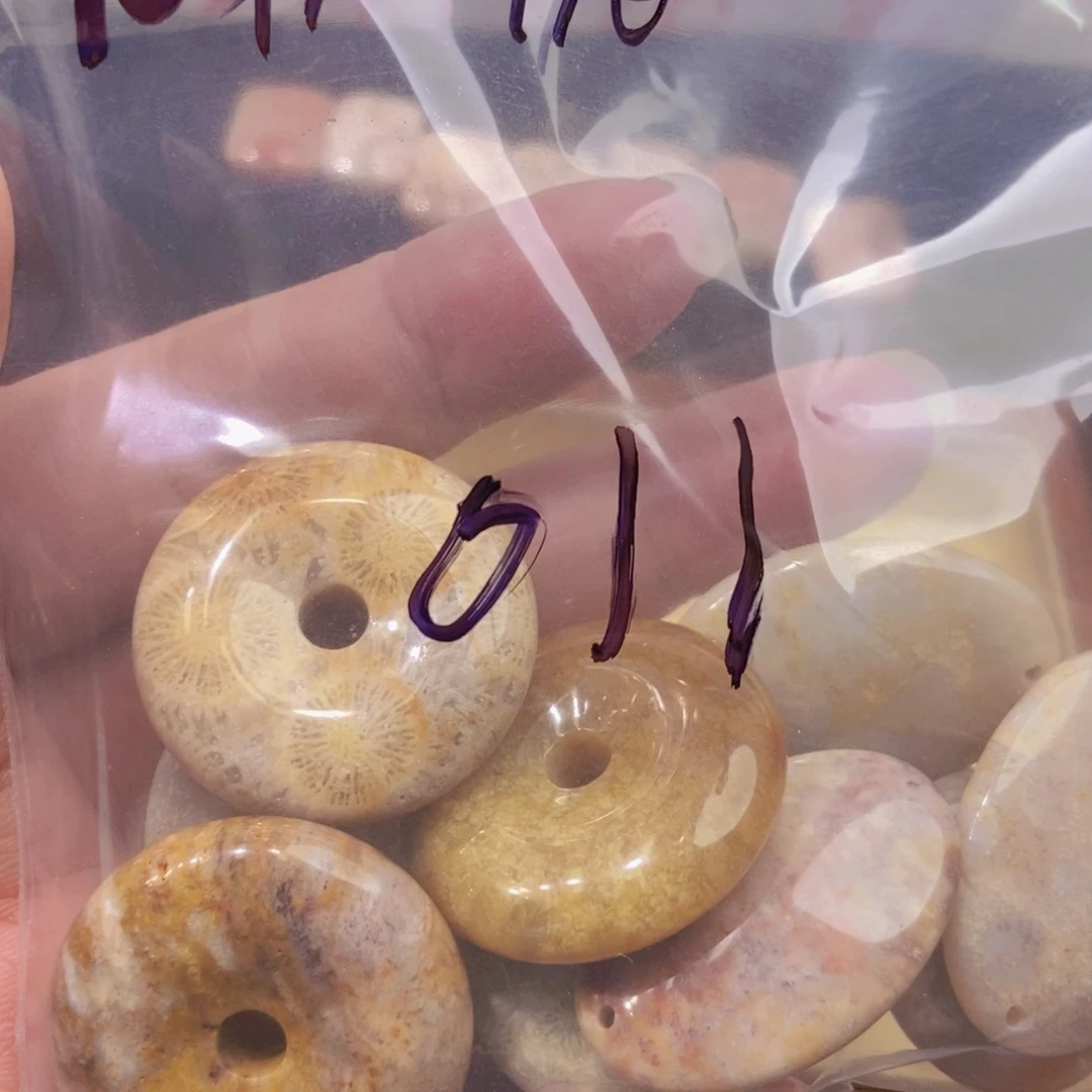 硅化珊瑚（珊瑚玉）未镶嵌颈饰毛**物