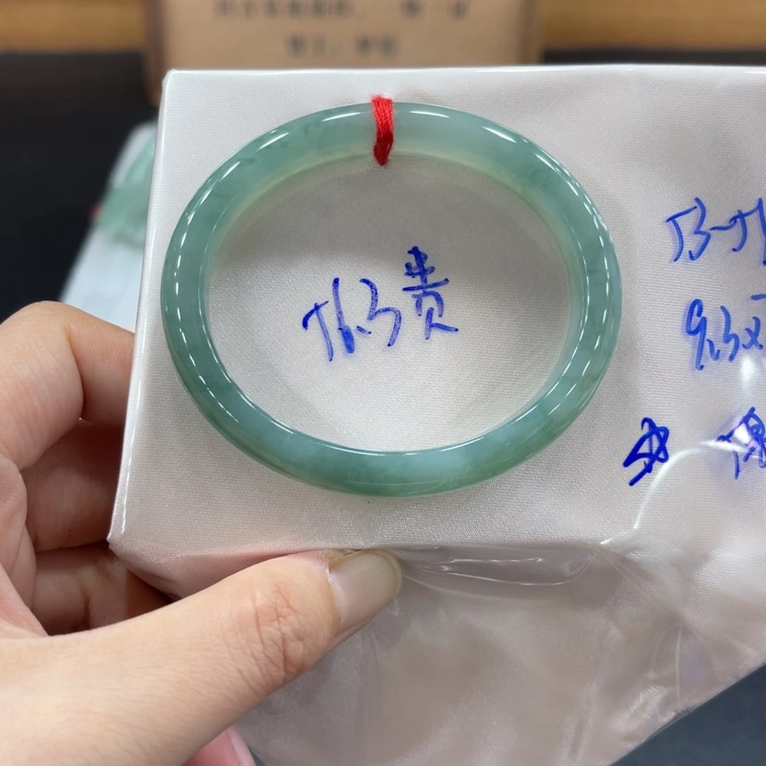 翡翠手镯未镶嵌翡翠