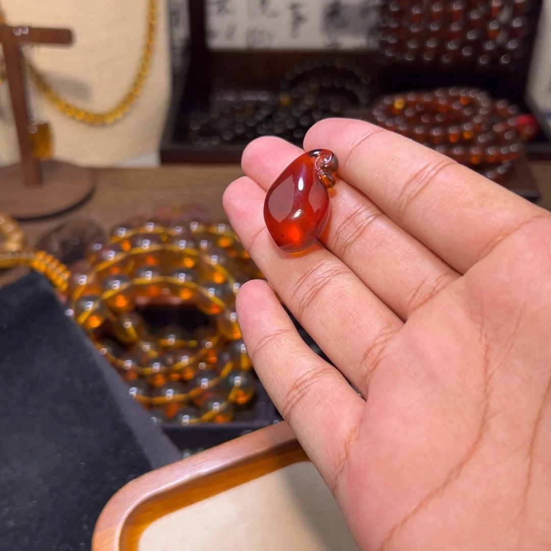 琥珀未镶嵌颈饰血珀福瓜