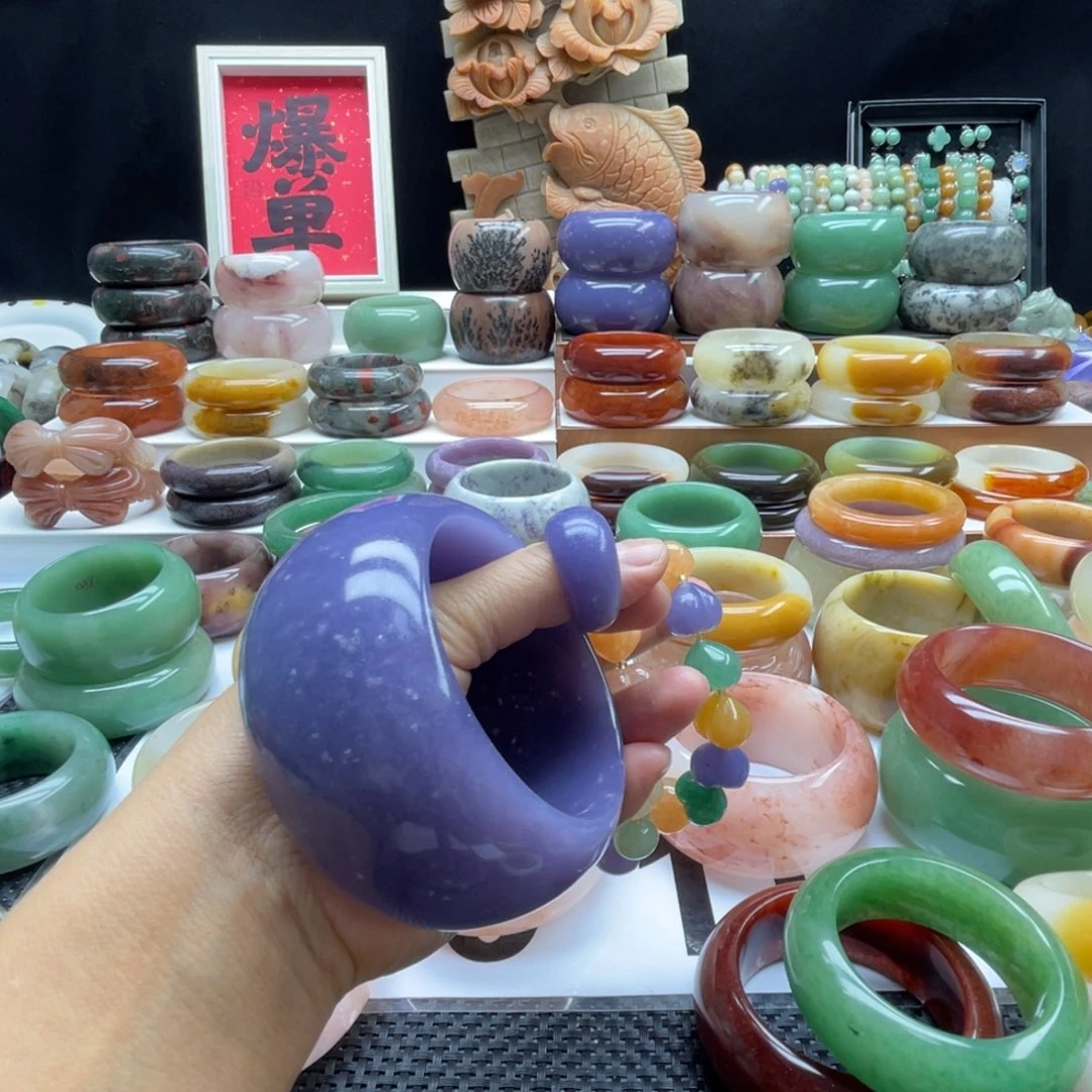 女***8石英岩玉未镶嵌手镯