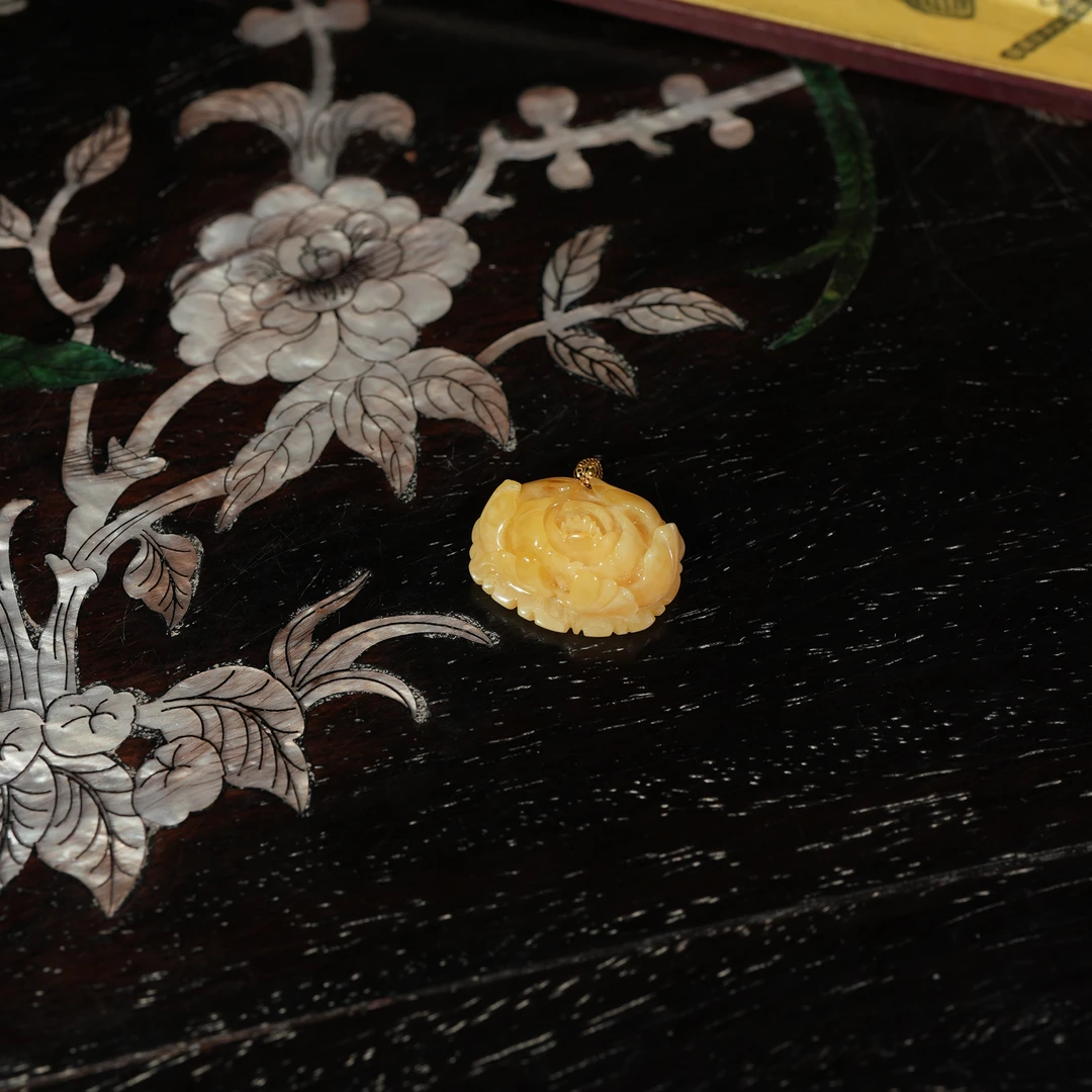 香港王老板-蜜蜡琥珀18k金镶嵌吊坠a2000