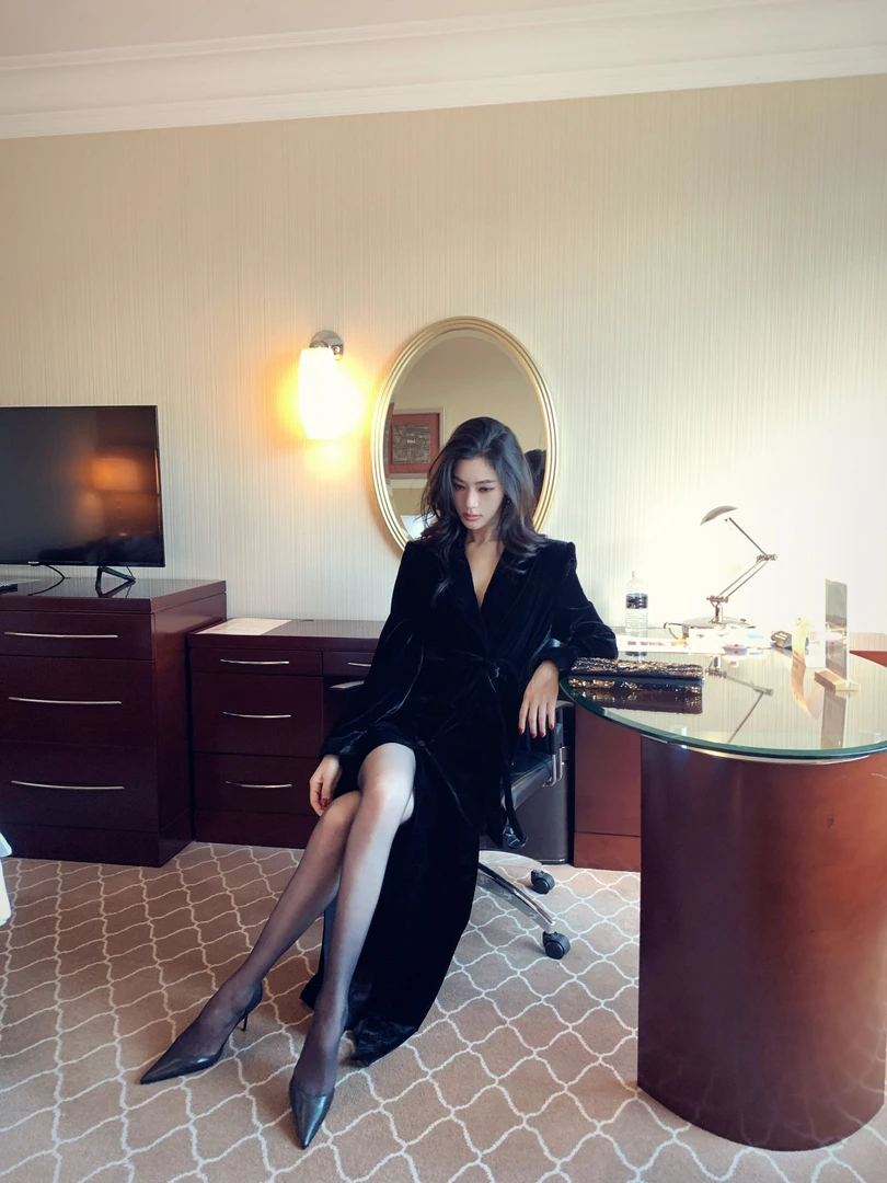 金南一V领气质修身系带丝绒长款外套0202310994