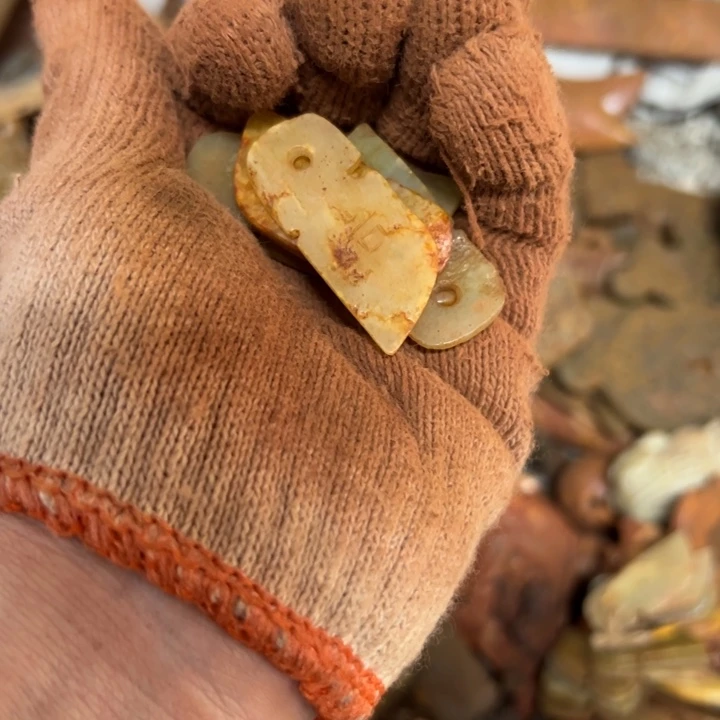 老***根和田玉（黄玉）未镶嵌挂件