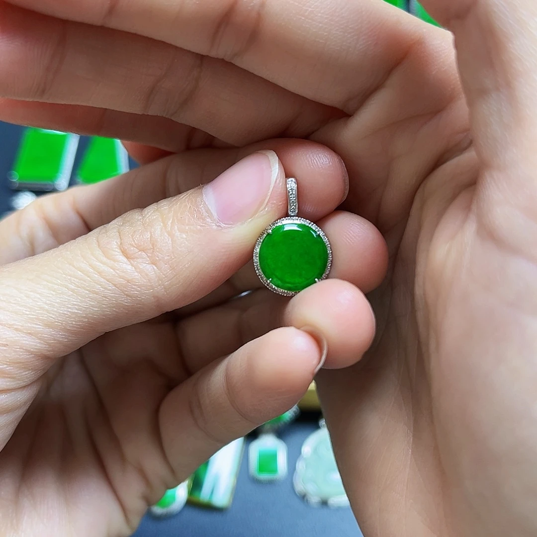 翡翠18K金镶嵌颈饰