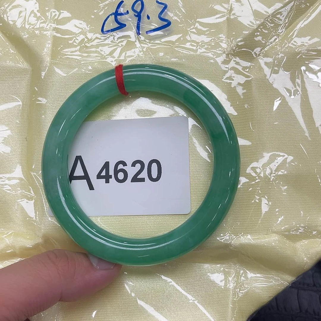 翡翠手镯未镶嵌默认瑕疵