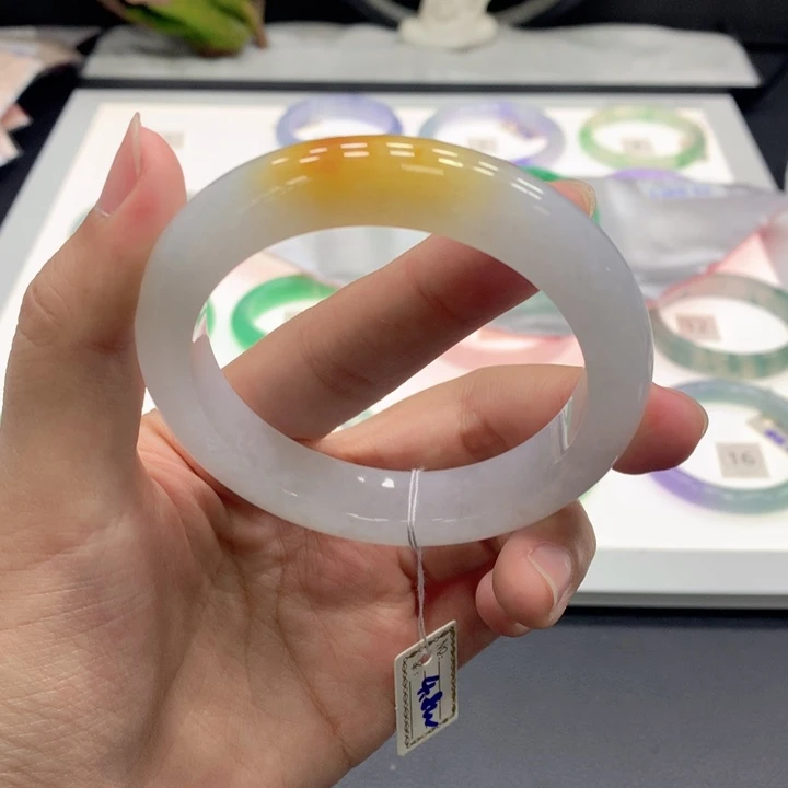 翡翠手镯未镶嵌翡翠