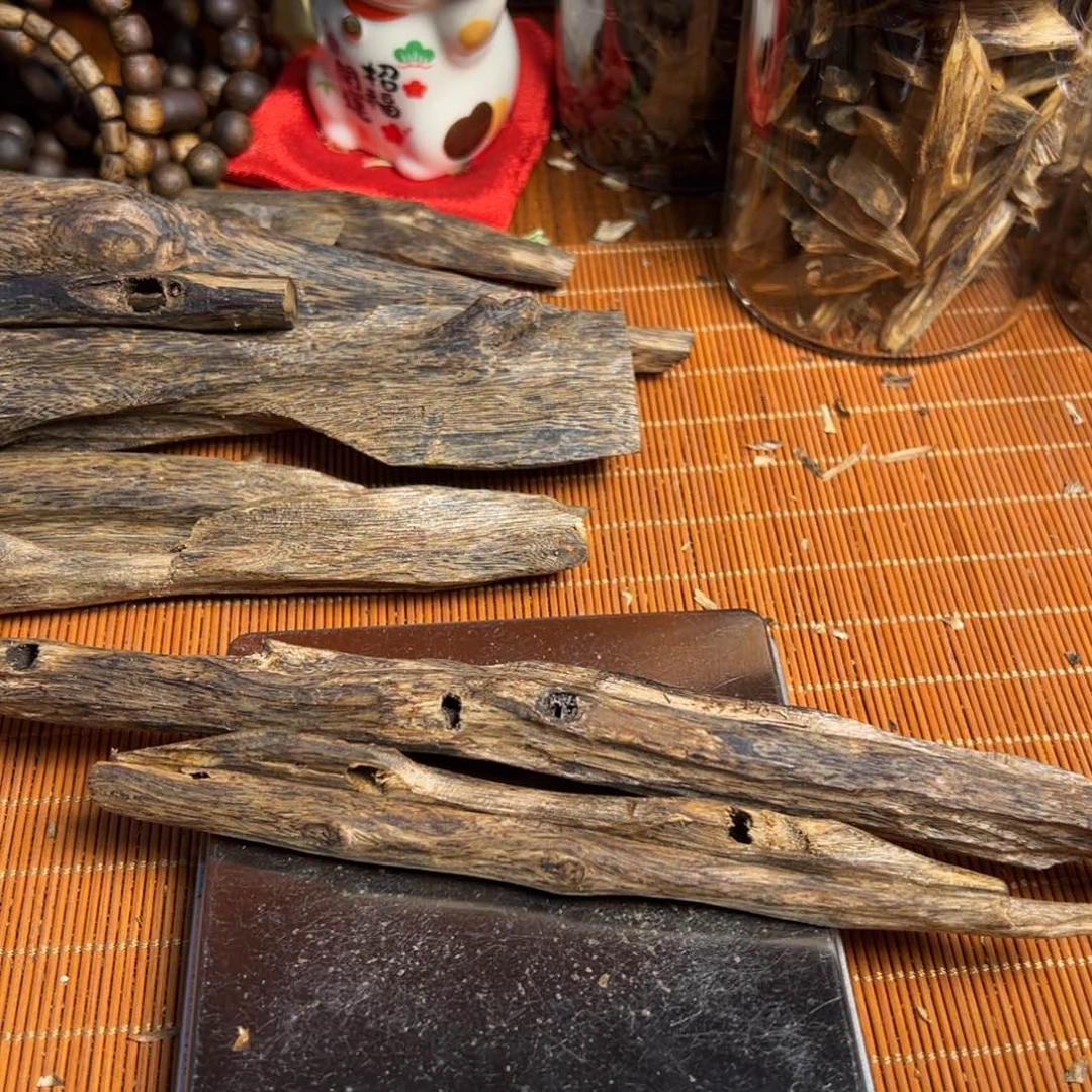 香料A****O天然虫漏手把件38g