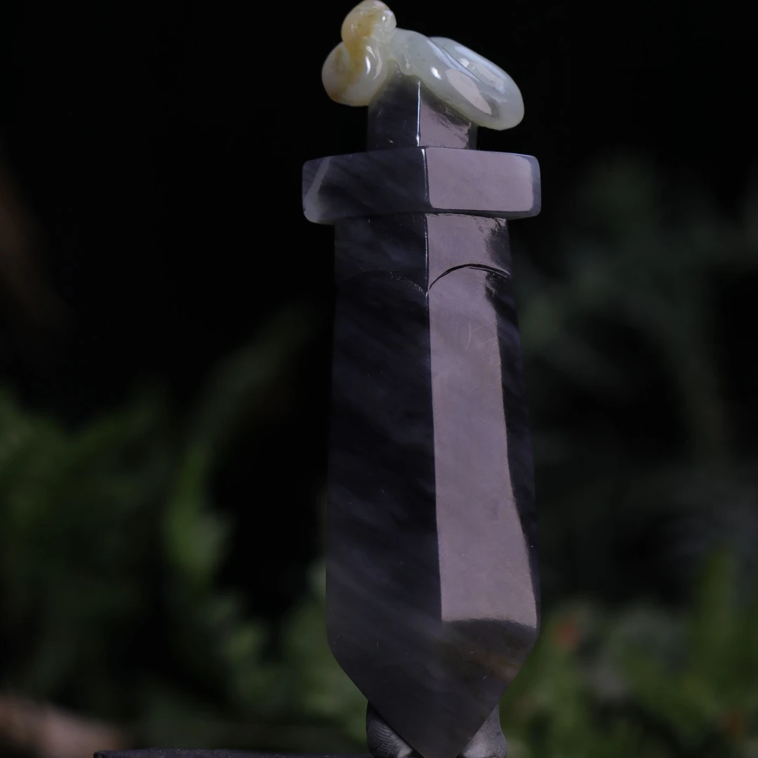 和田玉青花肥肥剑把件