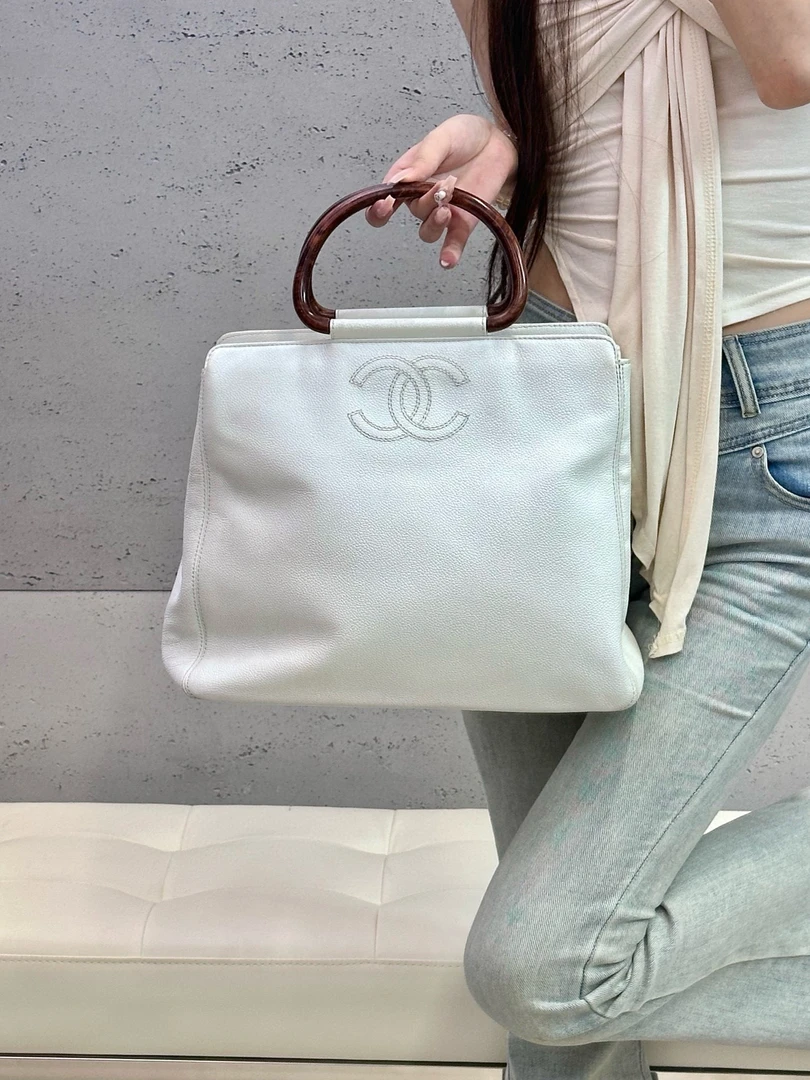 95新 Chanel/香奈儿 chanel 奶昔白梨花木圆环手提包(K)