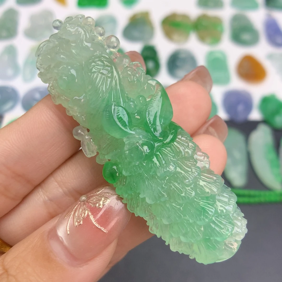 翡翠未镶嵌颈饰凤穿牡丹