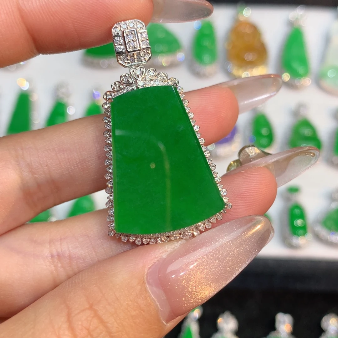 翡翠颈饰18K金镶嵌噜*啦翡翠