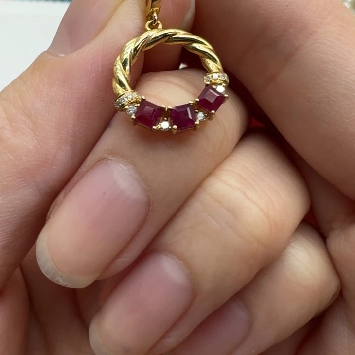 18K金镶嵌颈饰红宝石