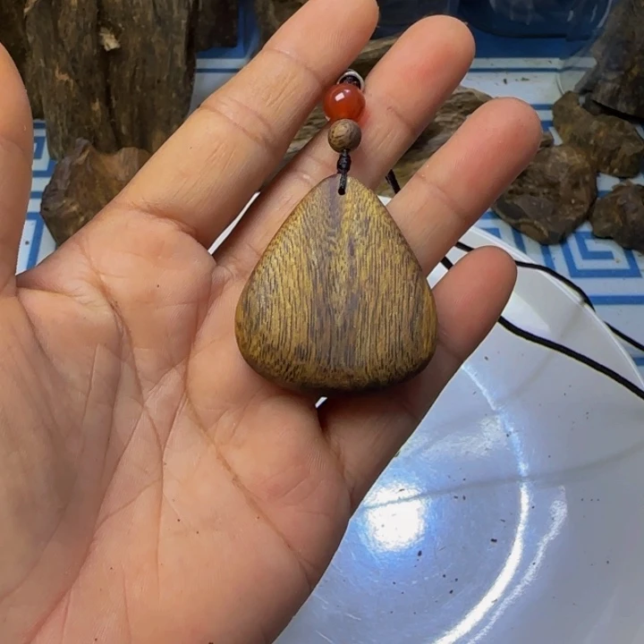 莲***子木海南白奇小吊坠1个