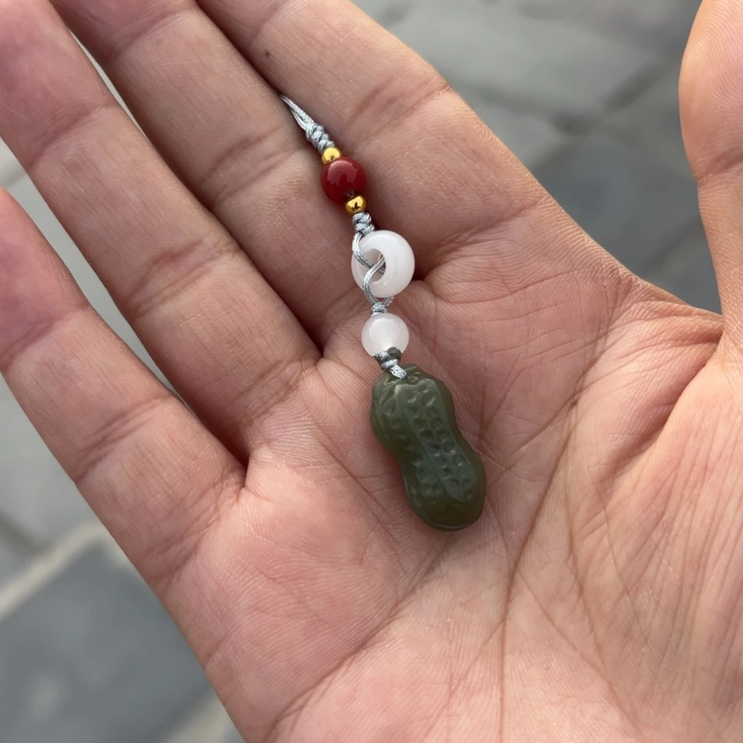 颈饰未镶嵌和田玉青黄口花生。