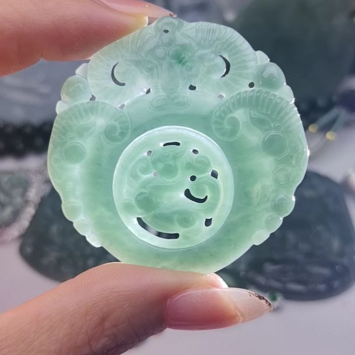 翡翠颈饰未镶嵌天然的A货翡翠