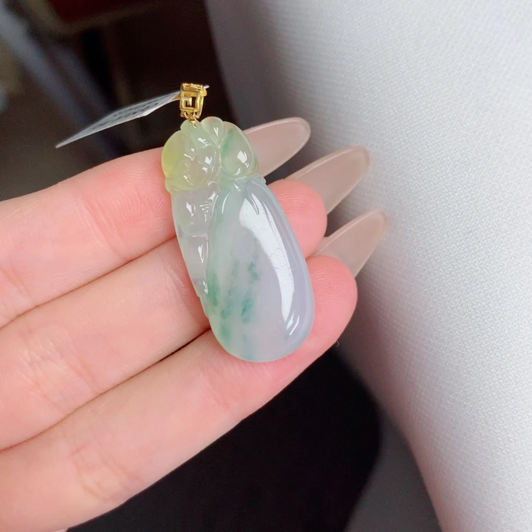 翡翠18K金镶嵌颈饰吊坠