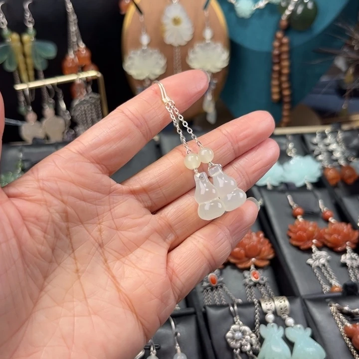 蛇纹石玉未镶嵌耳饰