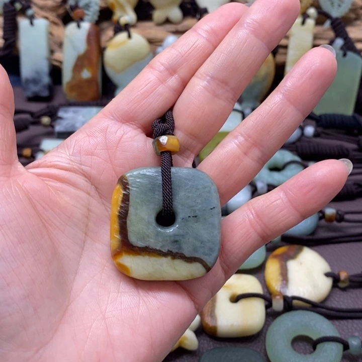 @***淡蛇纹石玉未镶嵌颈饰