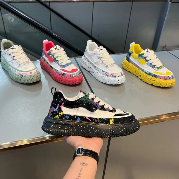 夏季新款轻奢时尚亮片休闲百搭舒适软底透气布面破洞设计男鞋潮鞋