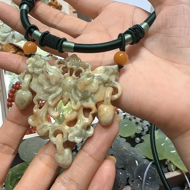 蛇纹石玉未镶嵌吊坠幸**美