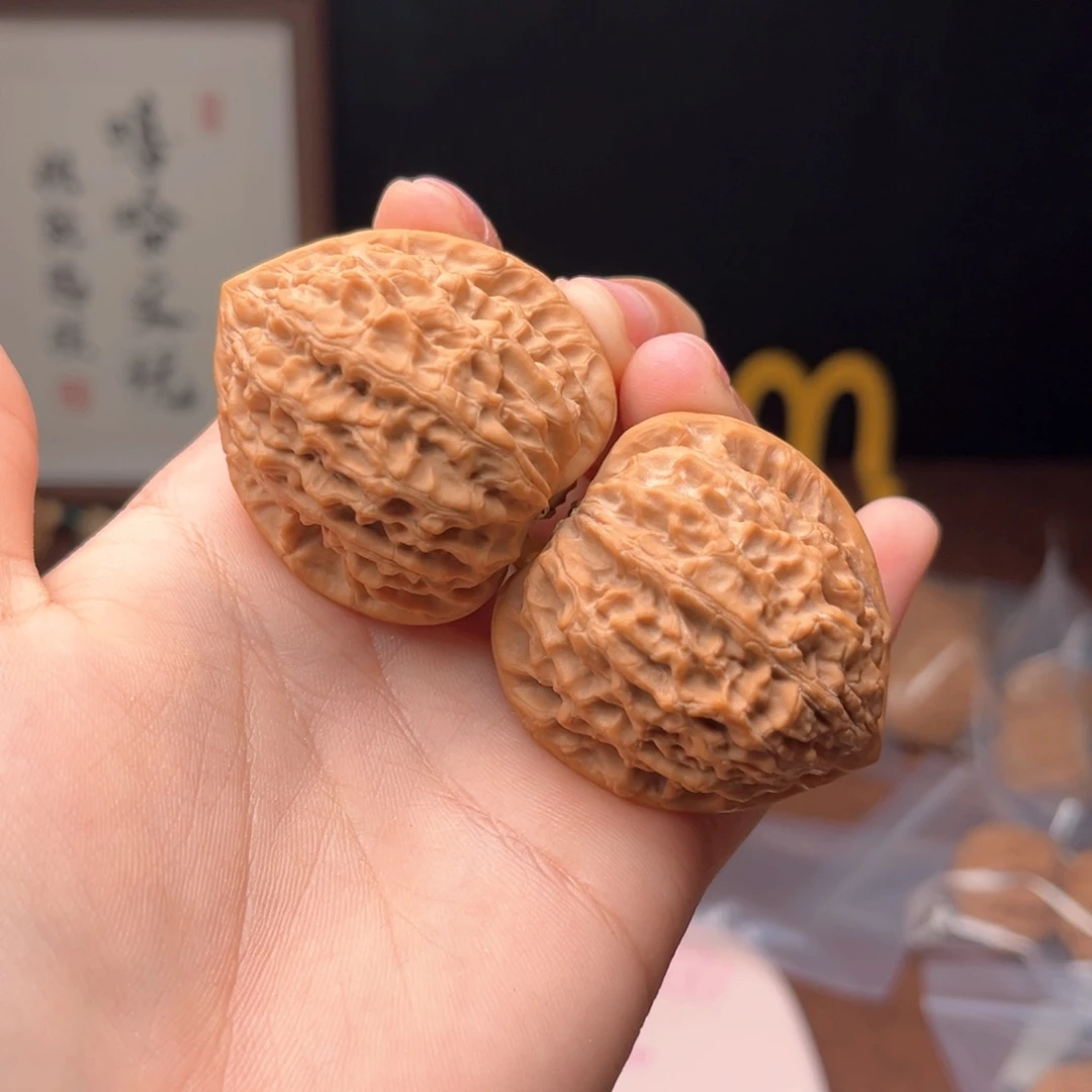 文玩核桃吊坠共**来金牛