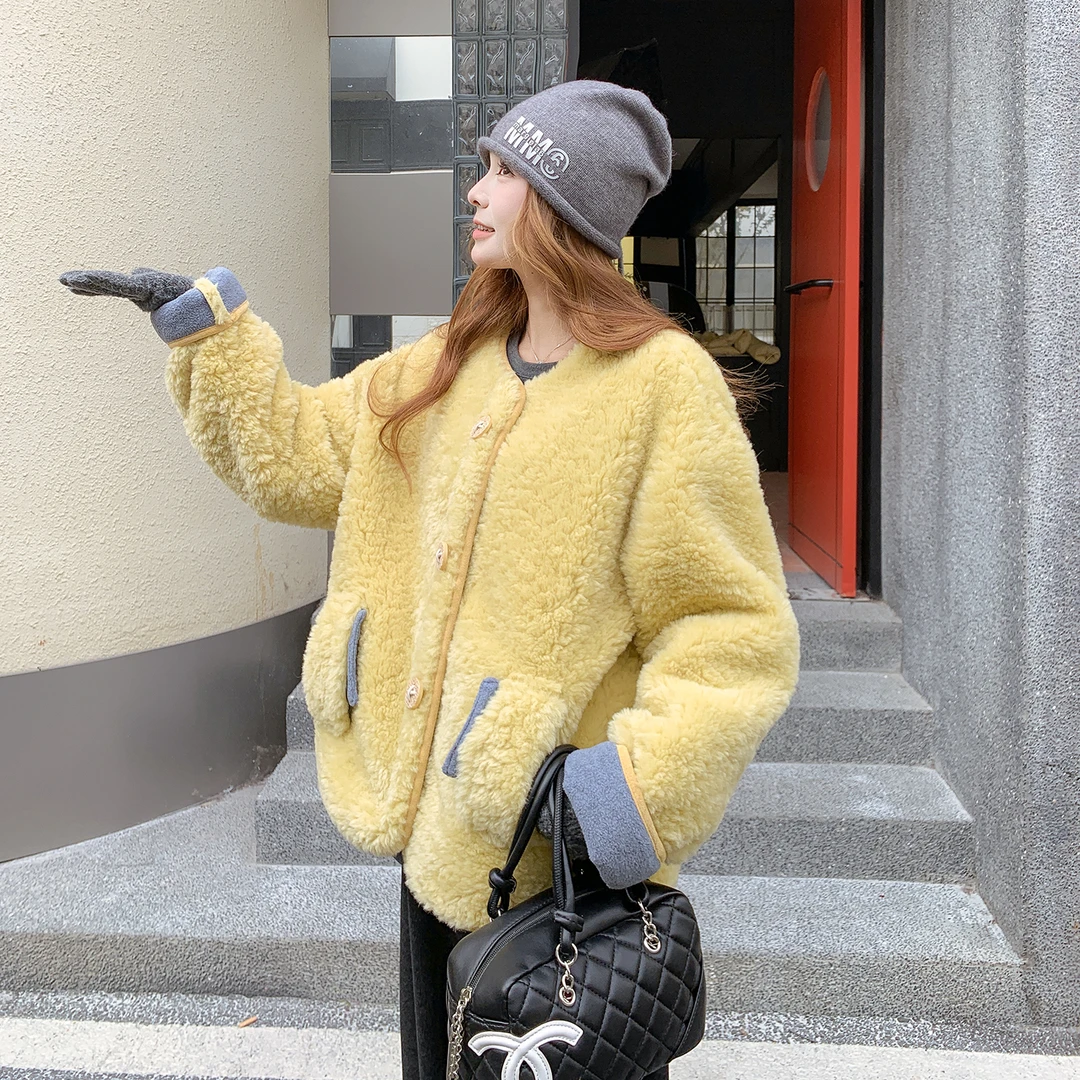 黄色设计感皮毛一体休闲短外套女2025新款圆领温柔风甜美毛绒上衣
