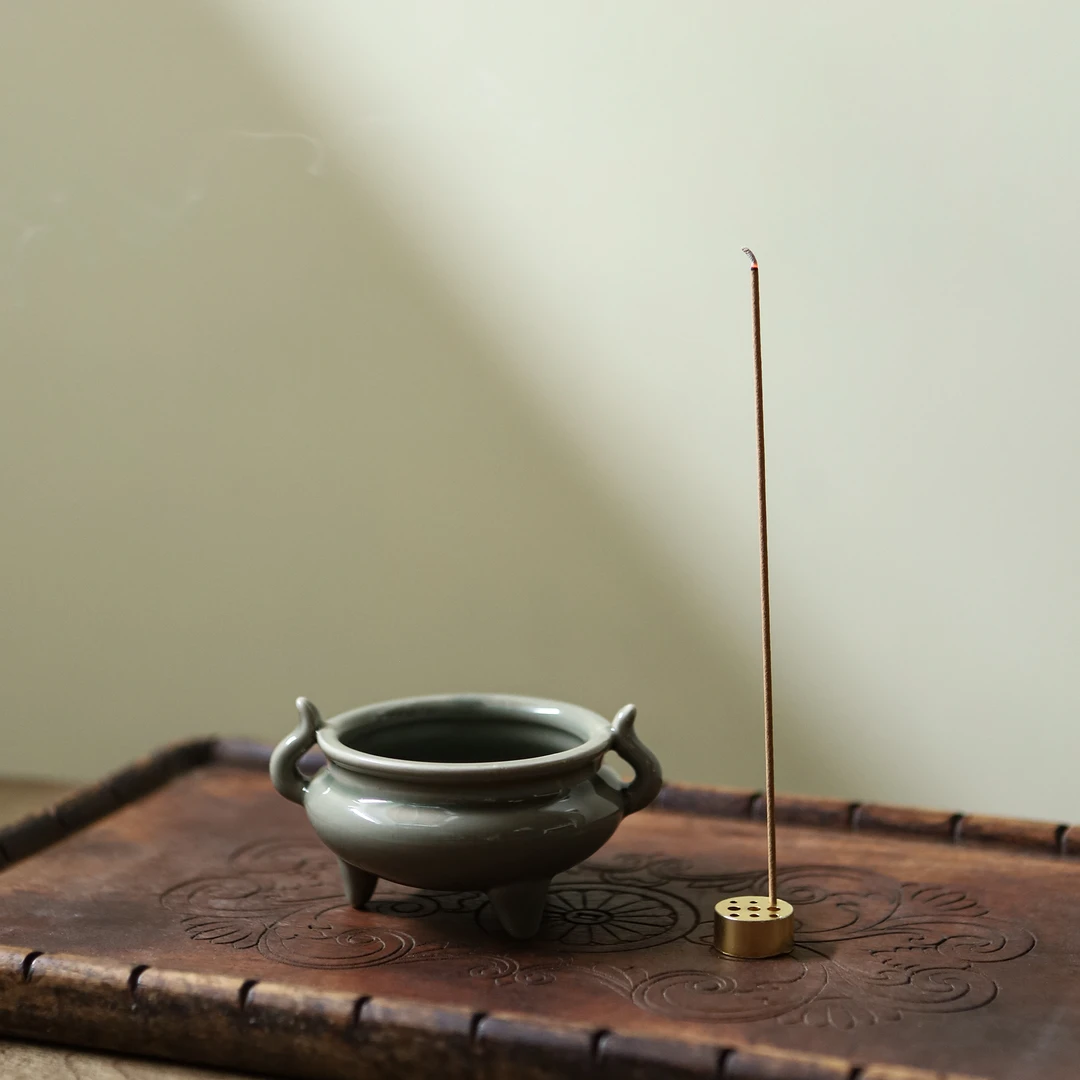 《三有堂甄选》青瓷三足炉