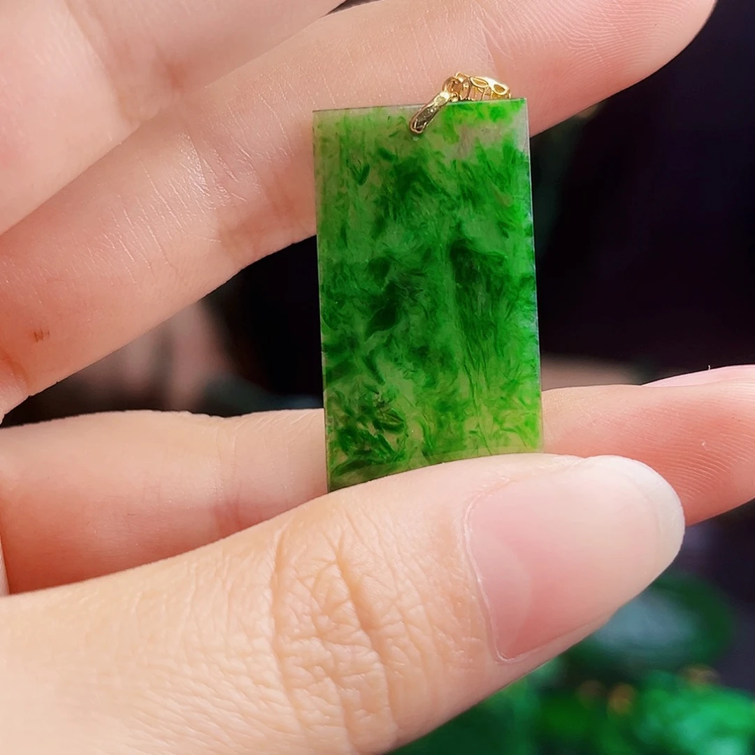 颈饰18K金镶嵌翡翠多样性