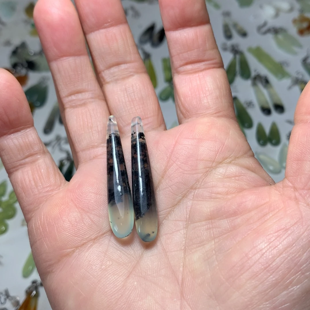 蛇纹石玉耳饰未镶嵌七**?