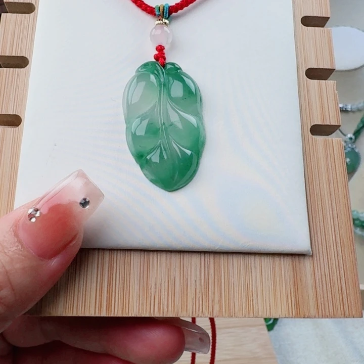 石英质玉未镶嵌颈饰叶子