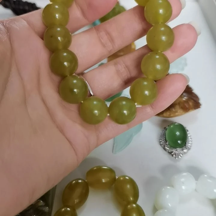 未镶嵌蛇纹石玉吊坠