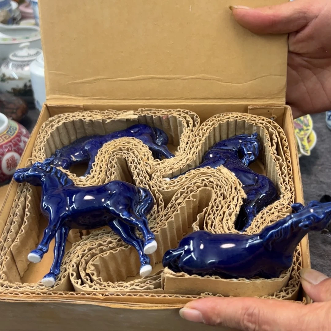 瓷片纪兰八马雕塑原盒发