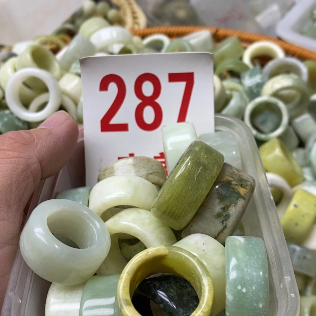 蛇纹石玉挂坠未镶嵌