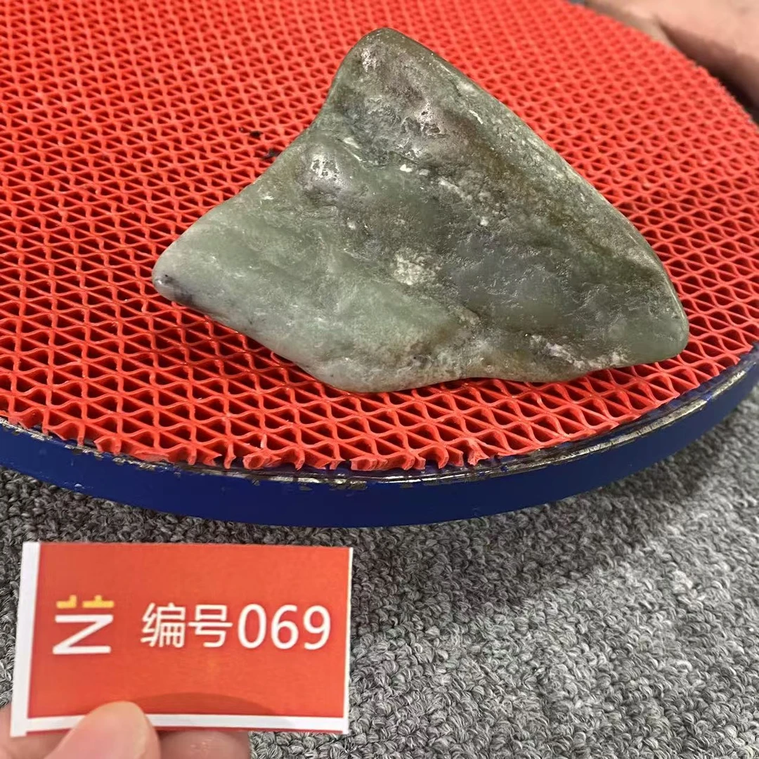 新疆玉料原石发一件编号069