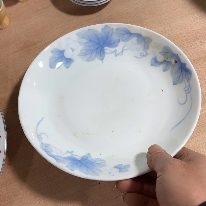 陶葡萄花23公分，身旁八零后