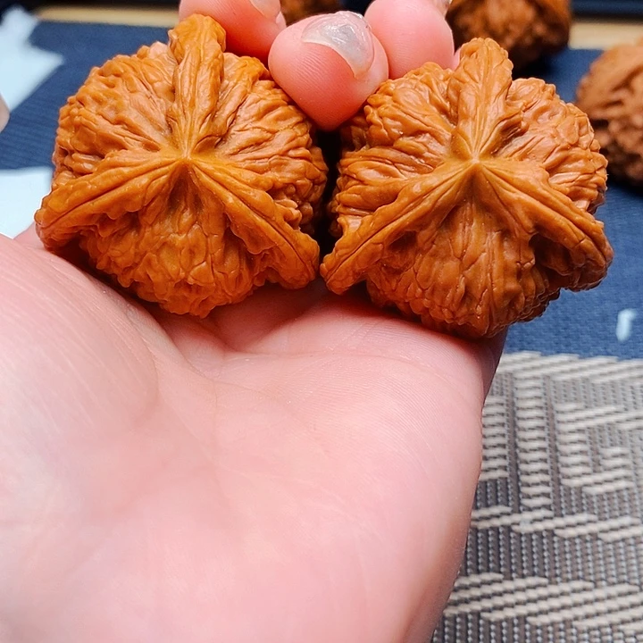 洪***哥文玩核桃吊坠三棱