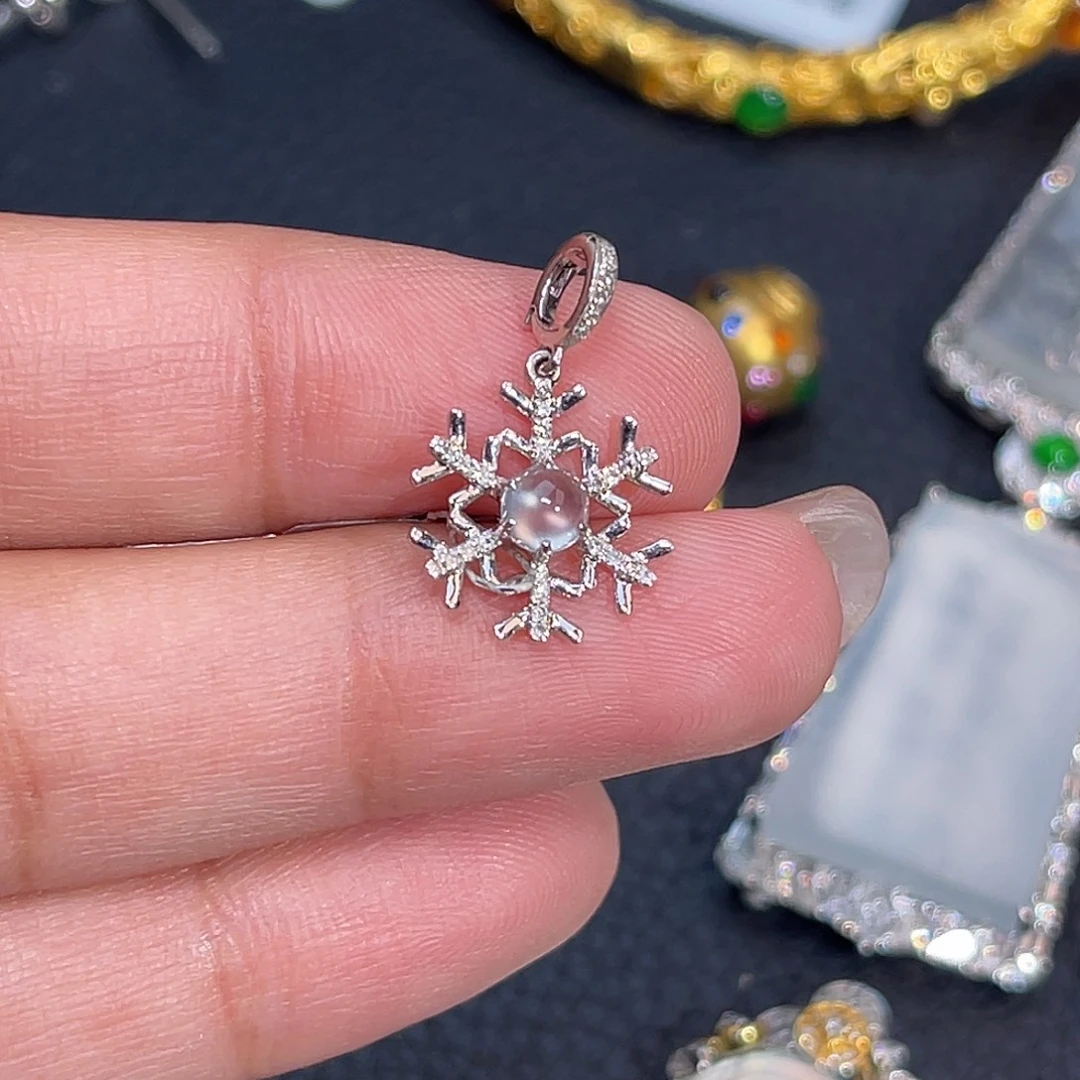 颈饰18K金镶嵌翡翠雪花