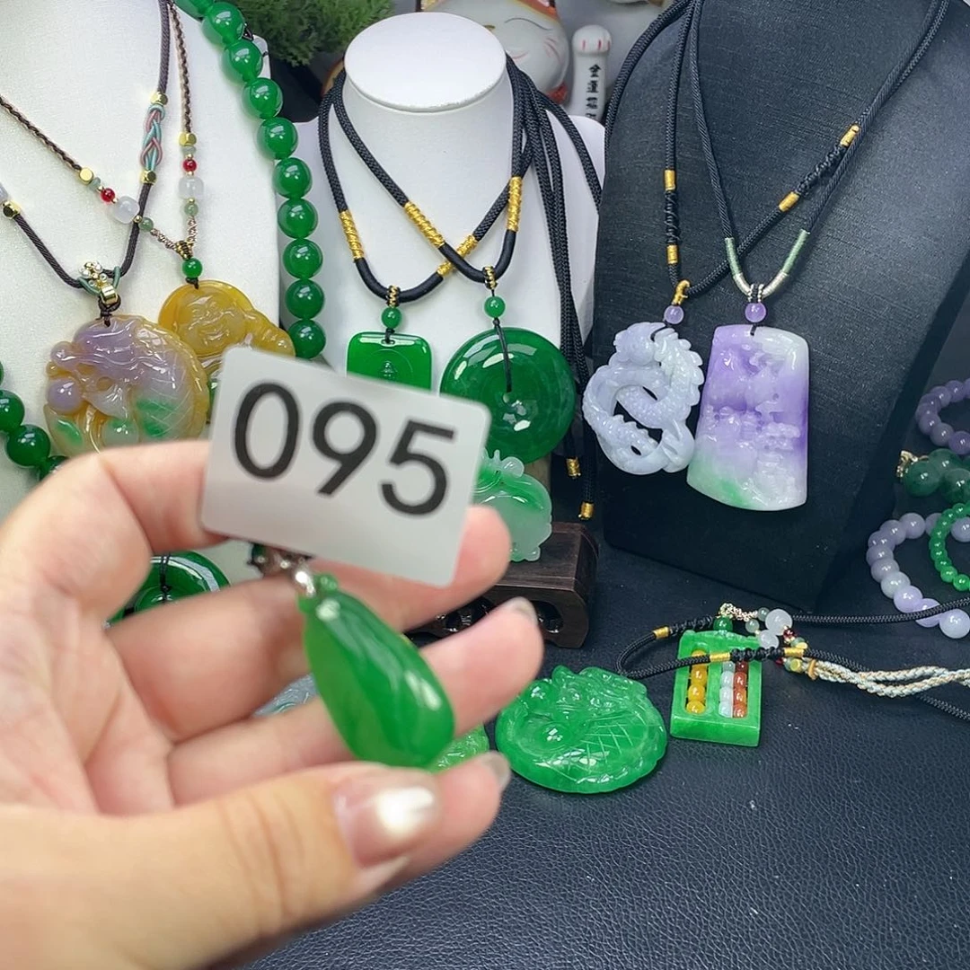 翡翠未镶嵌吊坠(赠链)