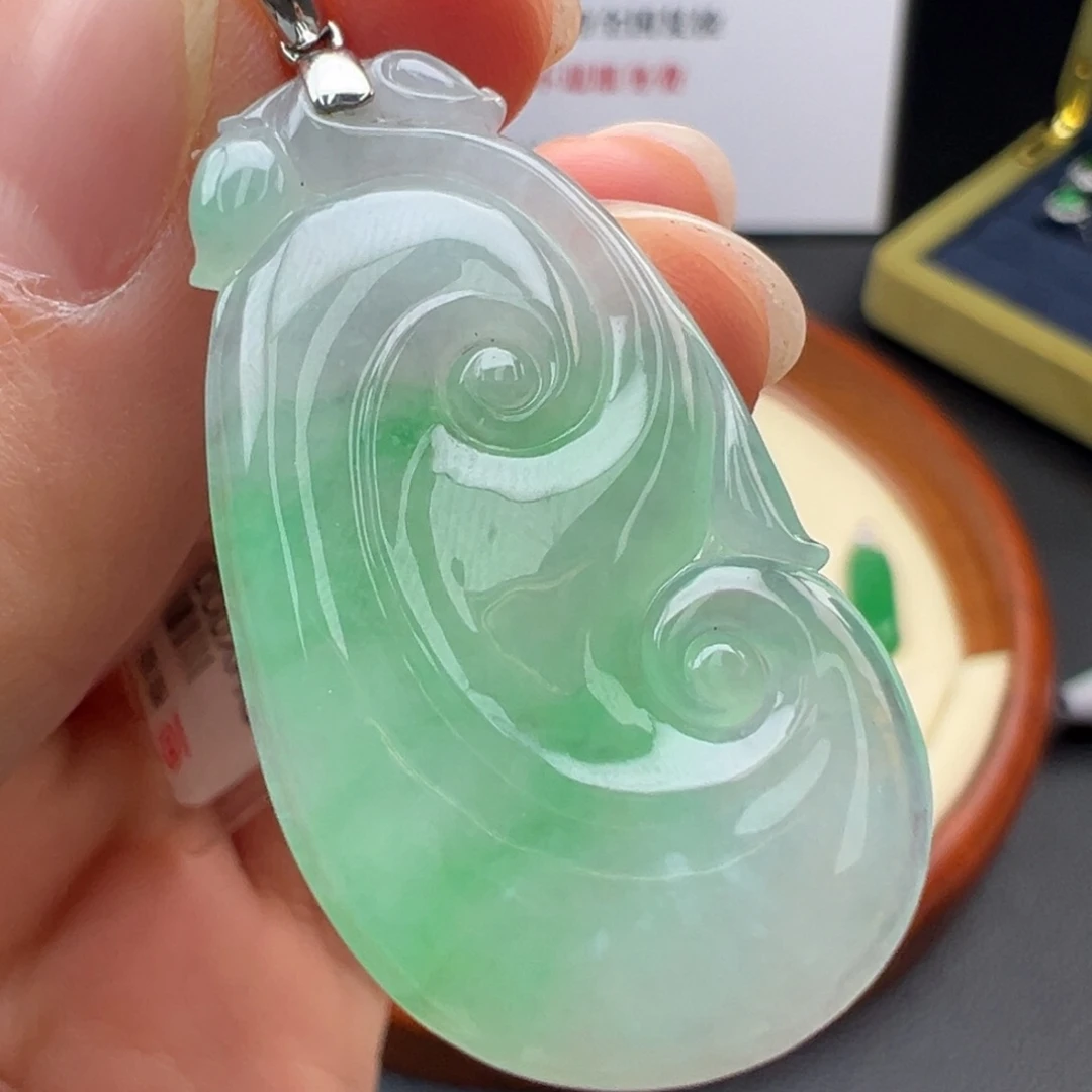 翡翠颈饰18K金镶嵌翡翠如意吊坠