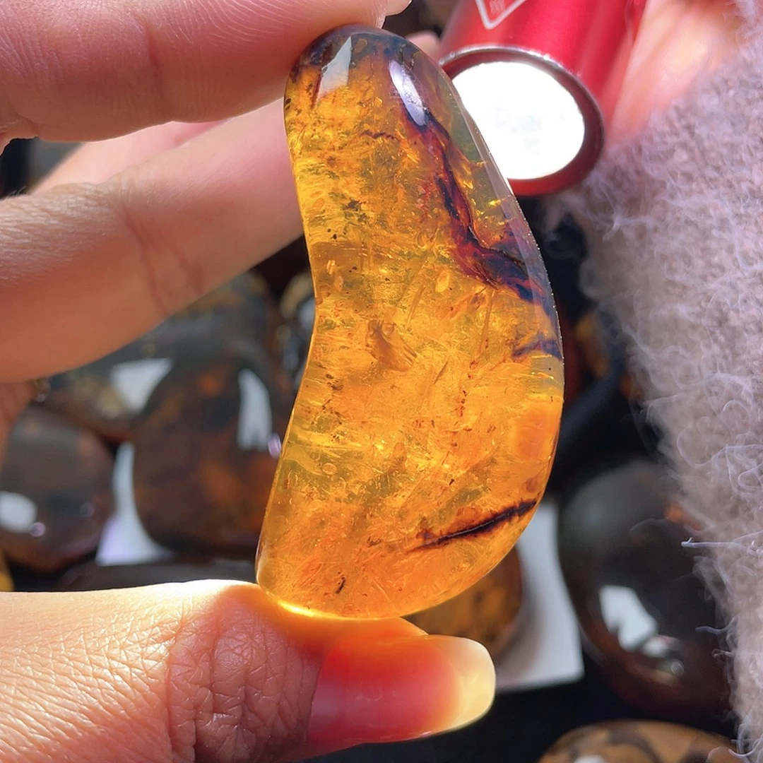 琥珀裸石未镶嵌？