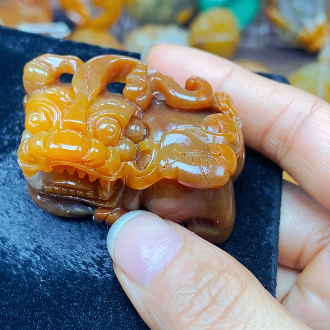 未镶嵌石英质玉（黄龙玉）颈饰
