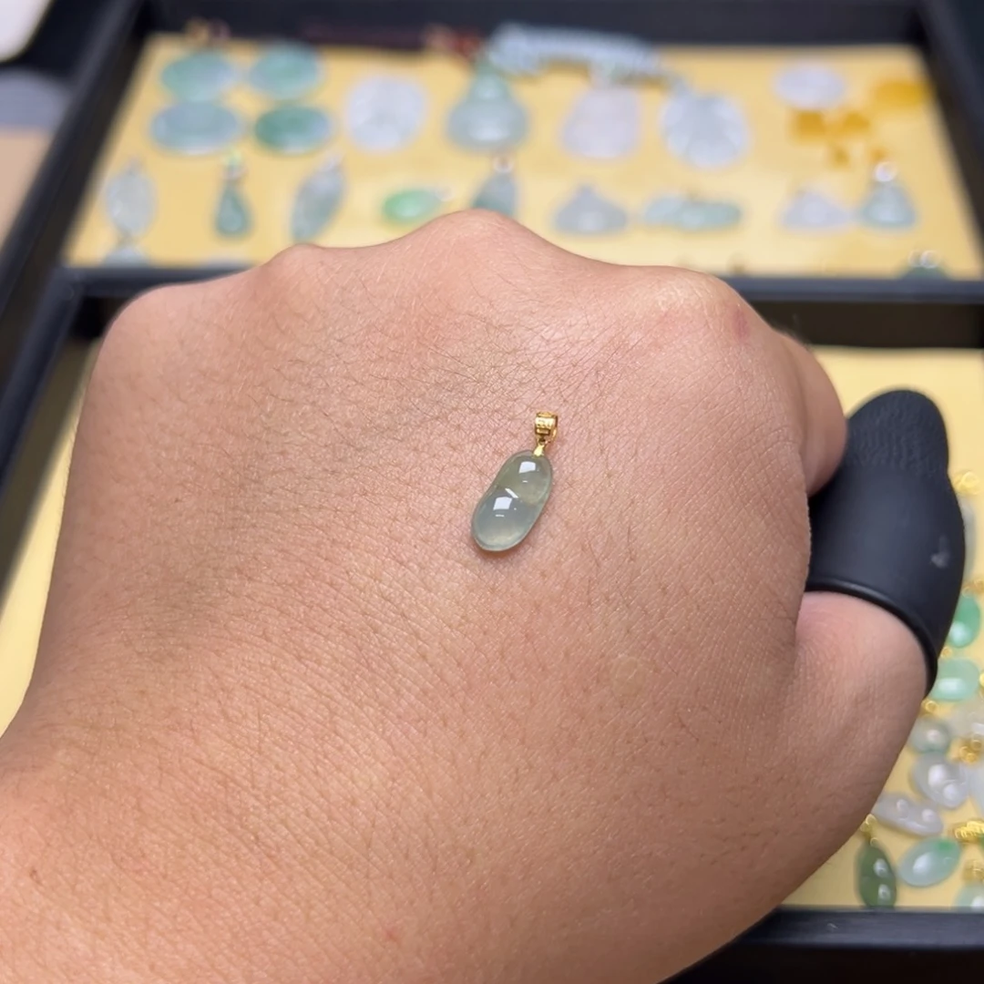 翡翠18K金镶嵌颈饰豆子