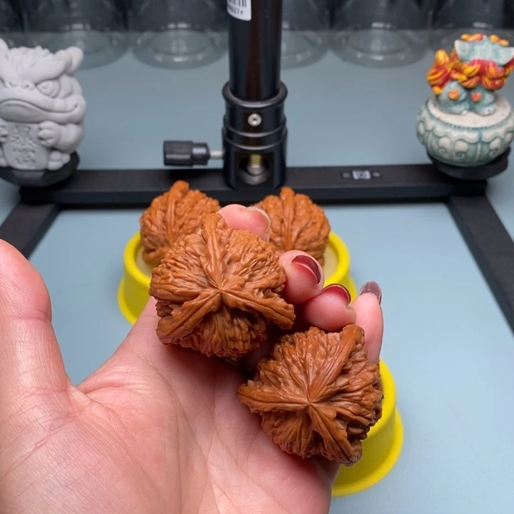 F****文玩核桃吊坠40尺寸白狮子